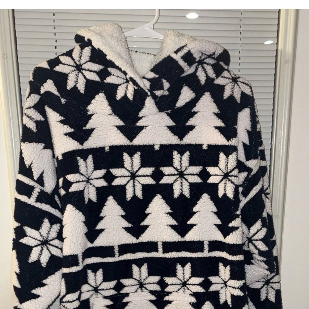 Vera Bradley Navy and White Patterned Sweater- 2XL, fits more like a medium